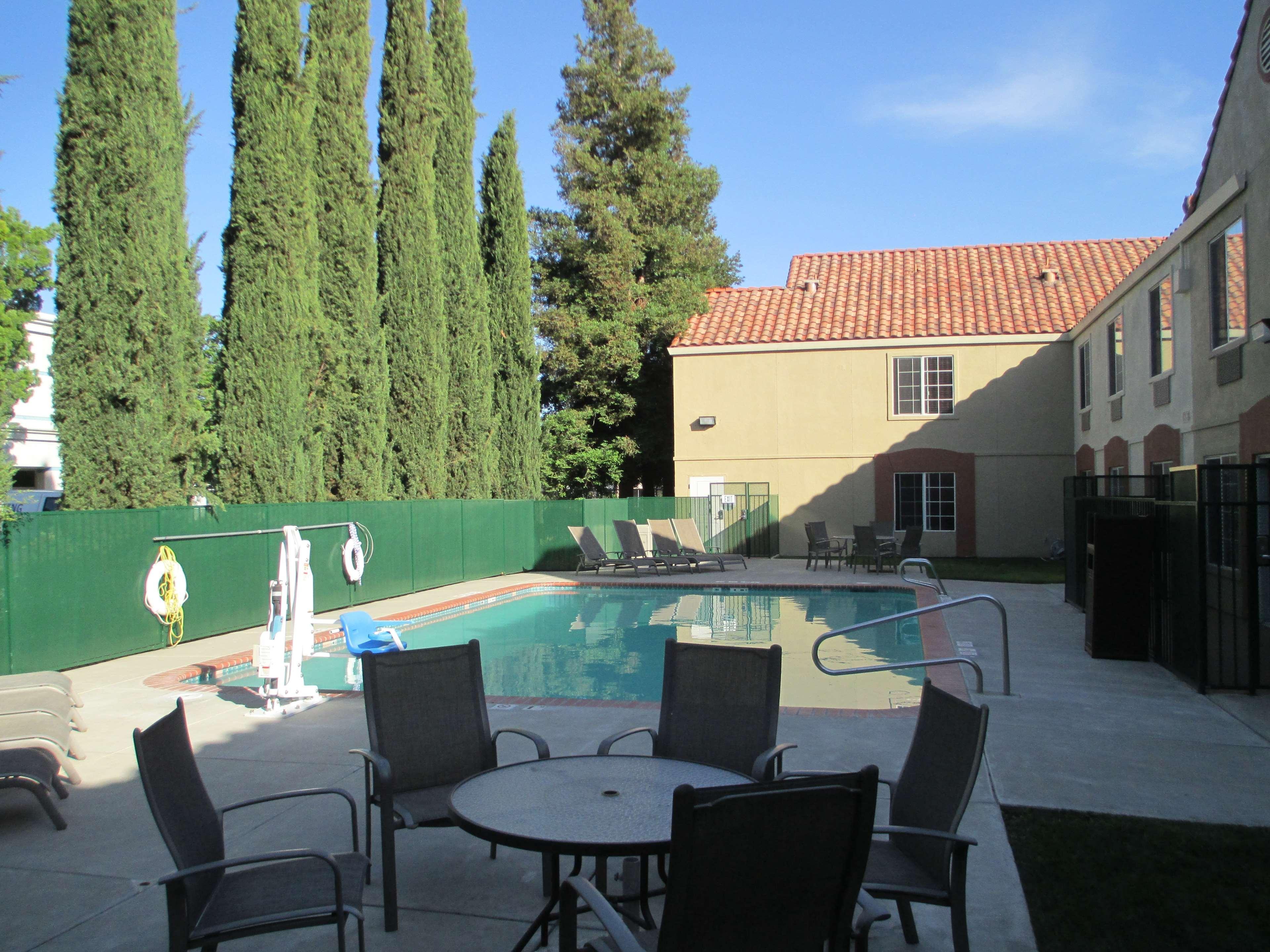 Best Western Brentwood Inn Buitenkant foto