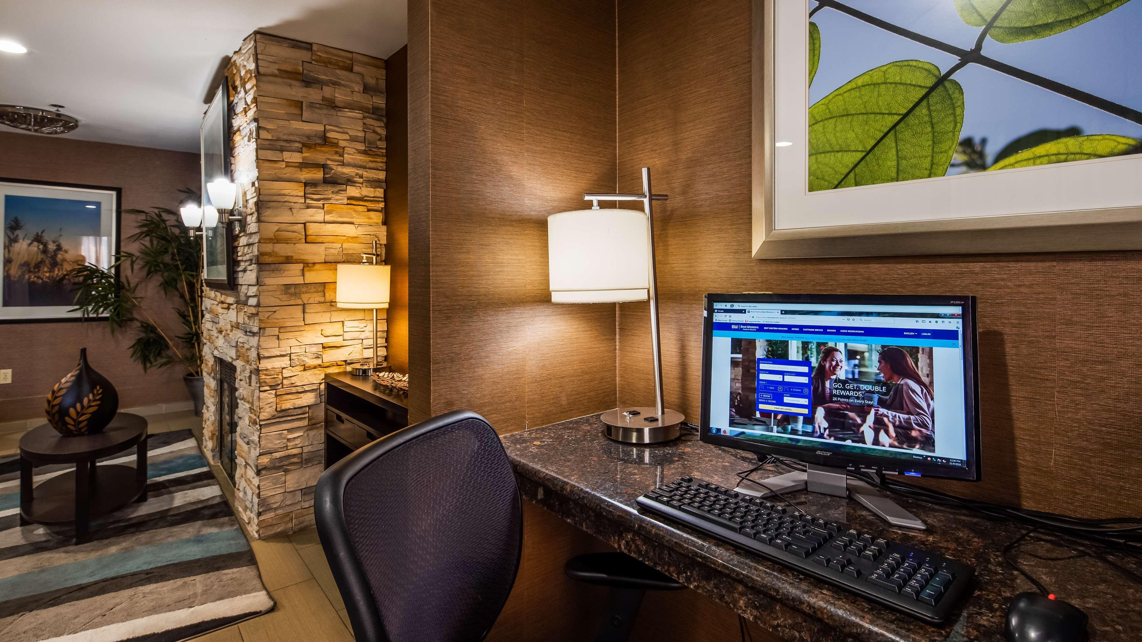 Best Western Brentwood Inn Buitenkant foto