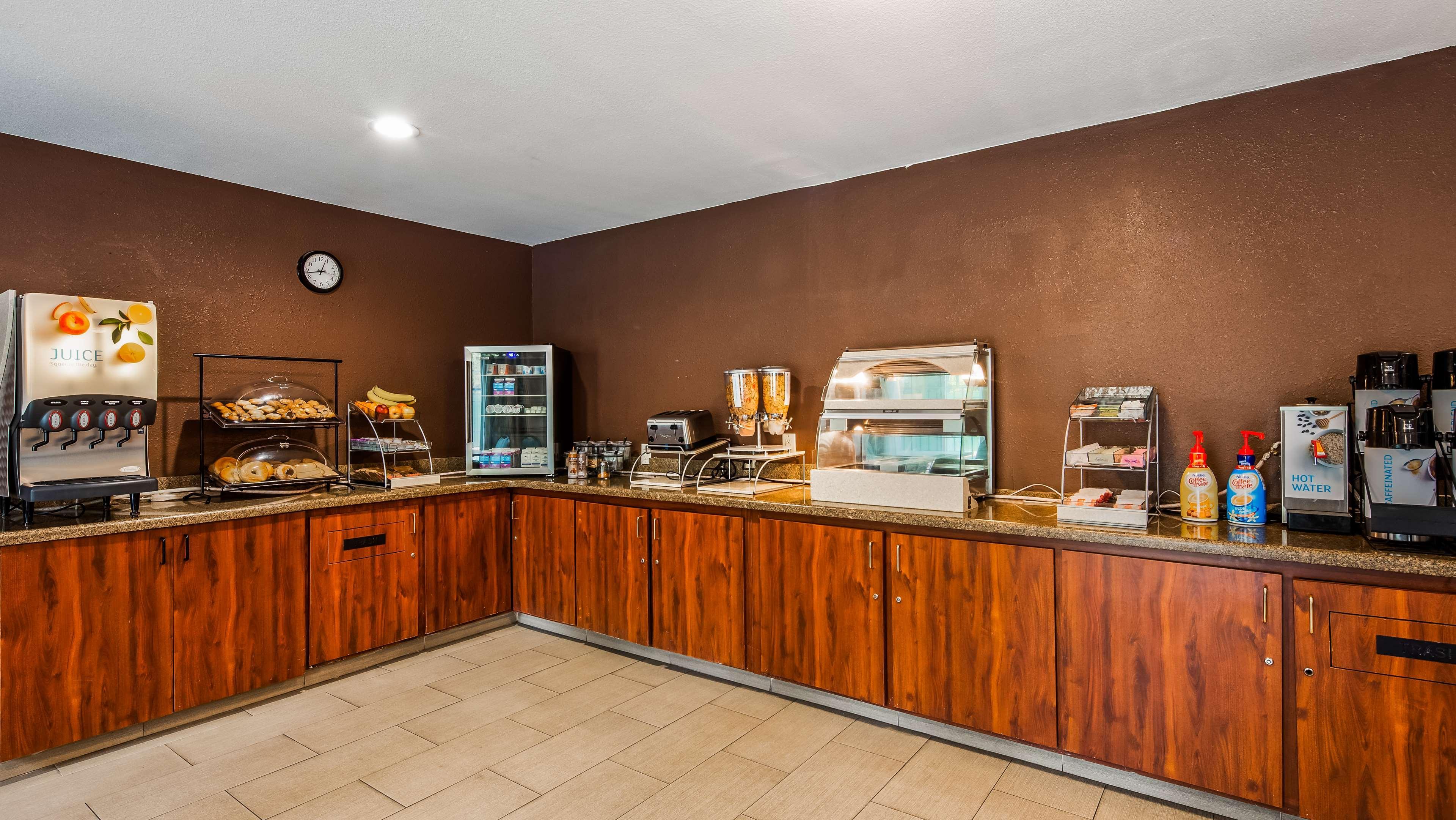 Best Western Brentwood Inn Buitenkant foto